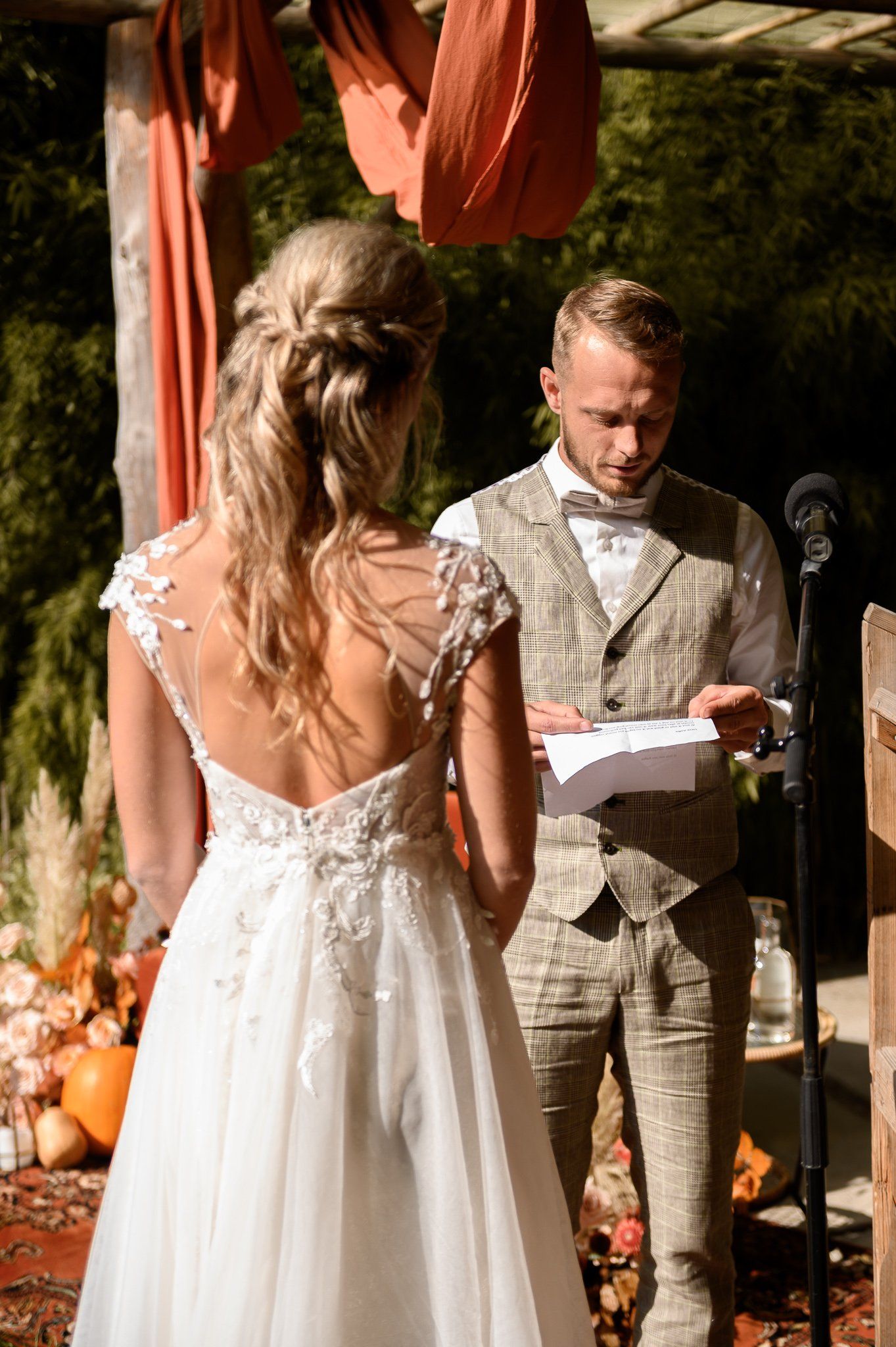 Een bruid en bruidegom spreken hun geloften uit.