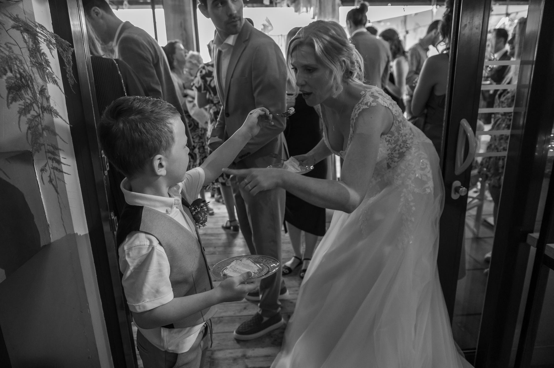 Een bruid praat met neefje op een huwelijk.