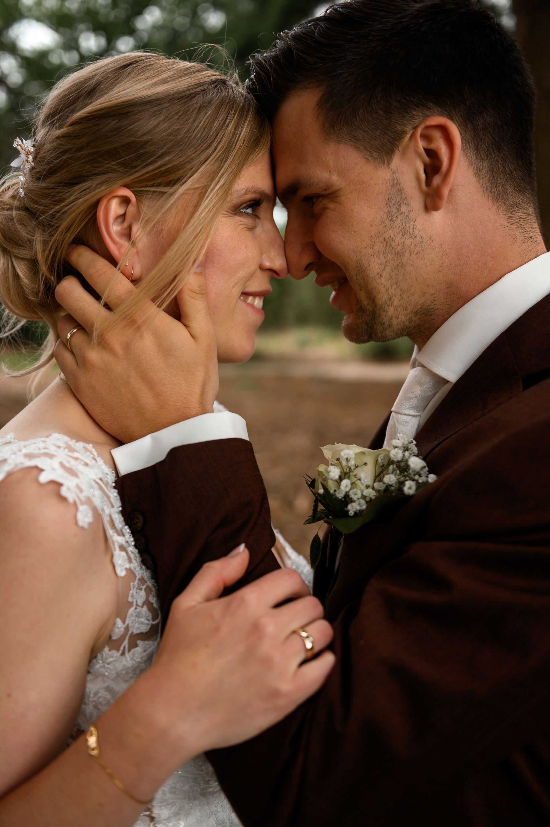 Een bruid en bruidegom kijken elkaar in de ogen.