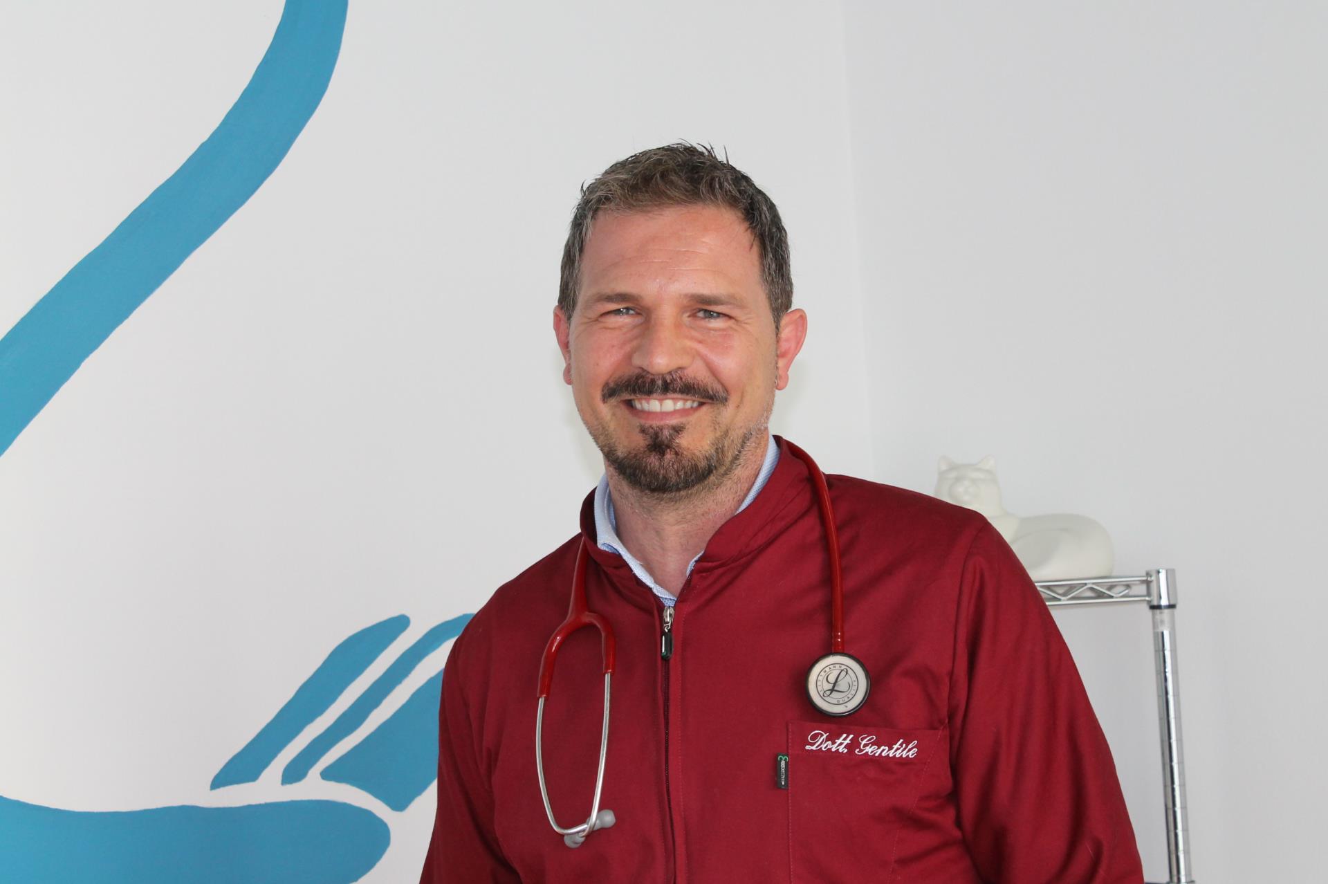 veterinario con camice rosso