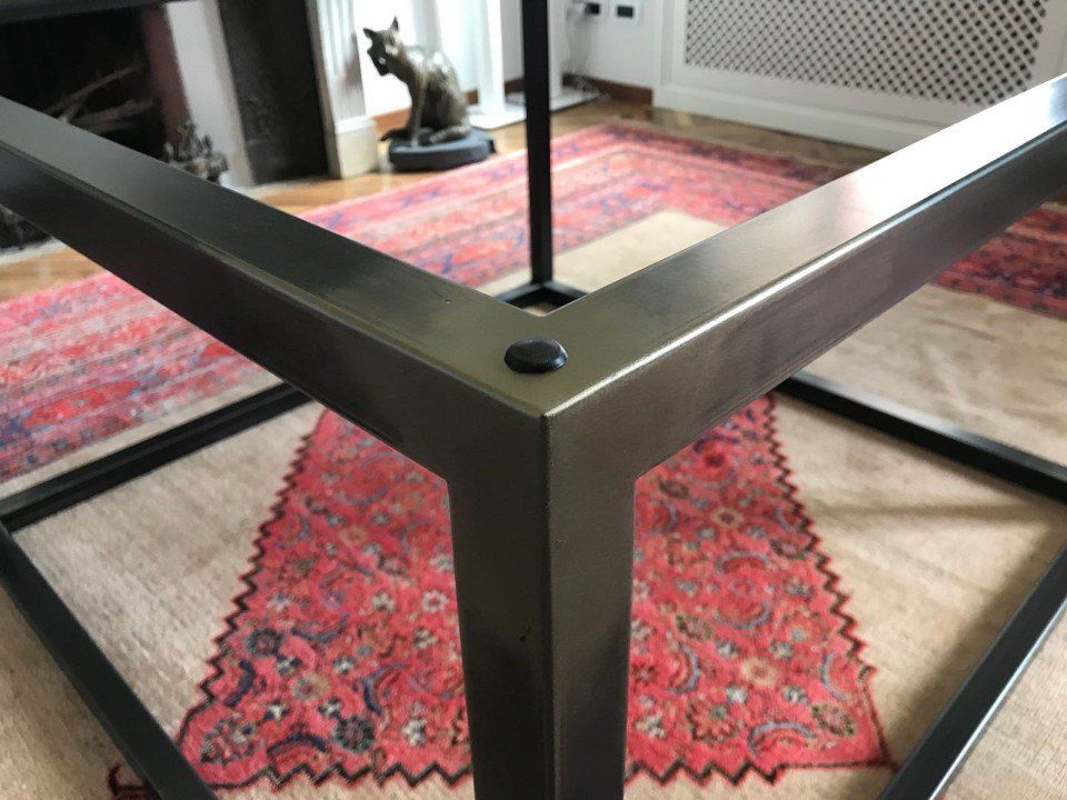 Realizzazione di una struttura in ferro di un tavolo