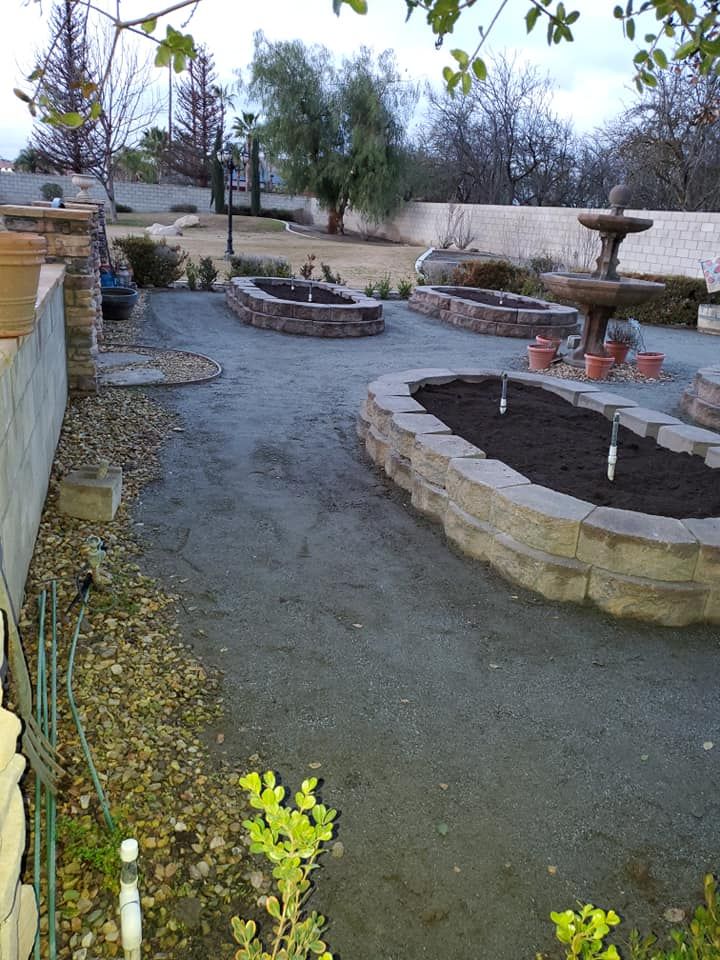 A garden with a fountain in the middle of it