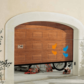 porte in legno marrone a disegni di un garage