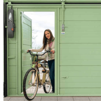 una donna con una bici che esce da una porta