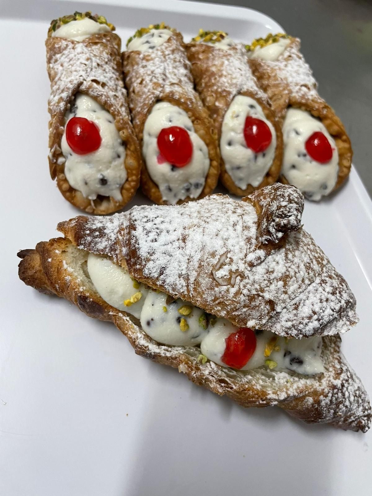 cannoli e brioche alla ricotta