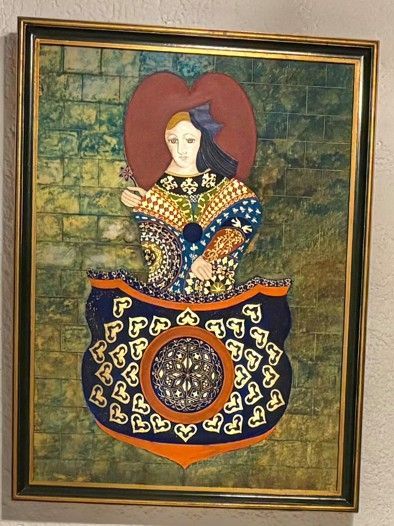 Obra de arte de una persona con cabeza en forma de corazón y un vestido estampado, dentro de un marco.