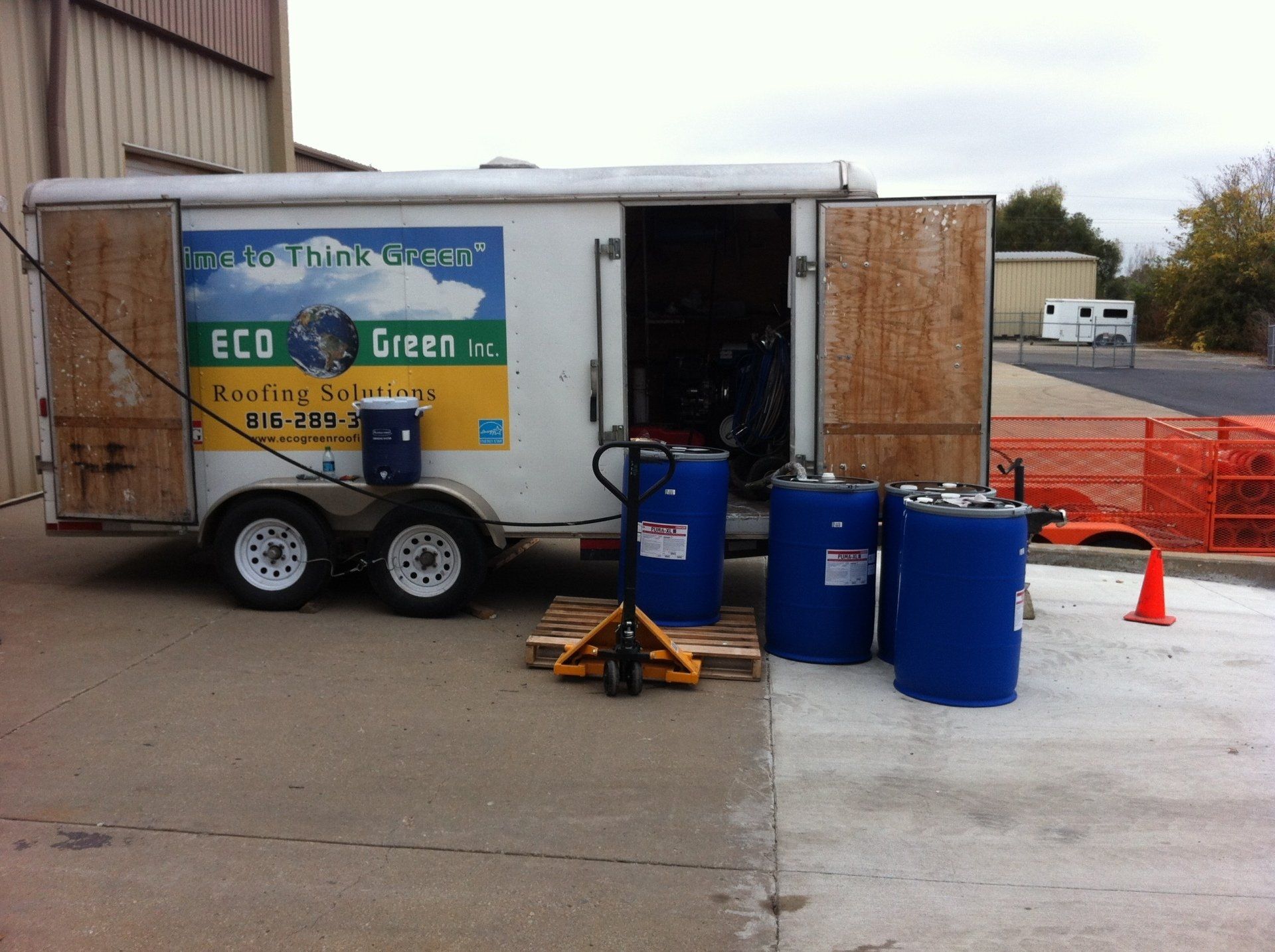 A trailer with the words eco green on it