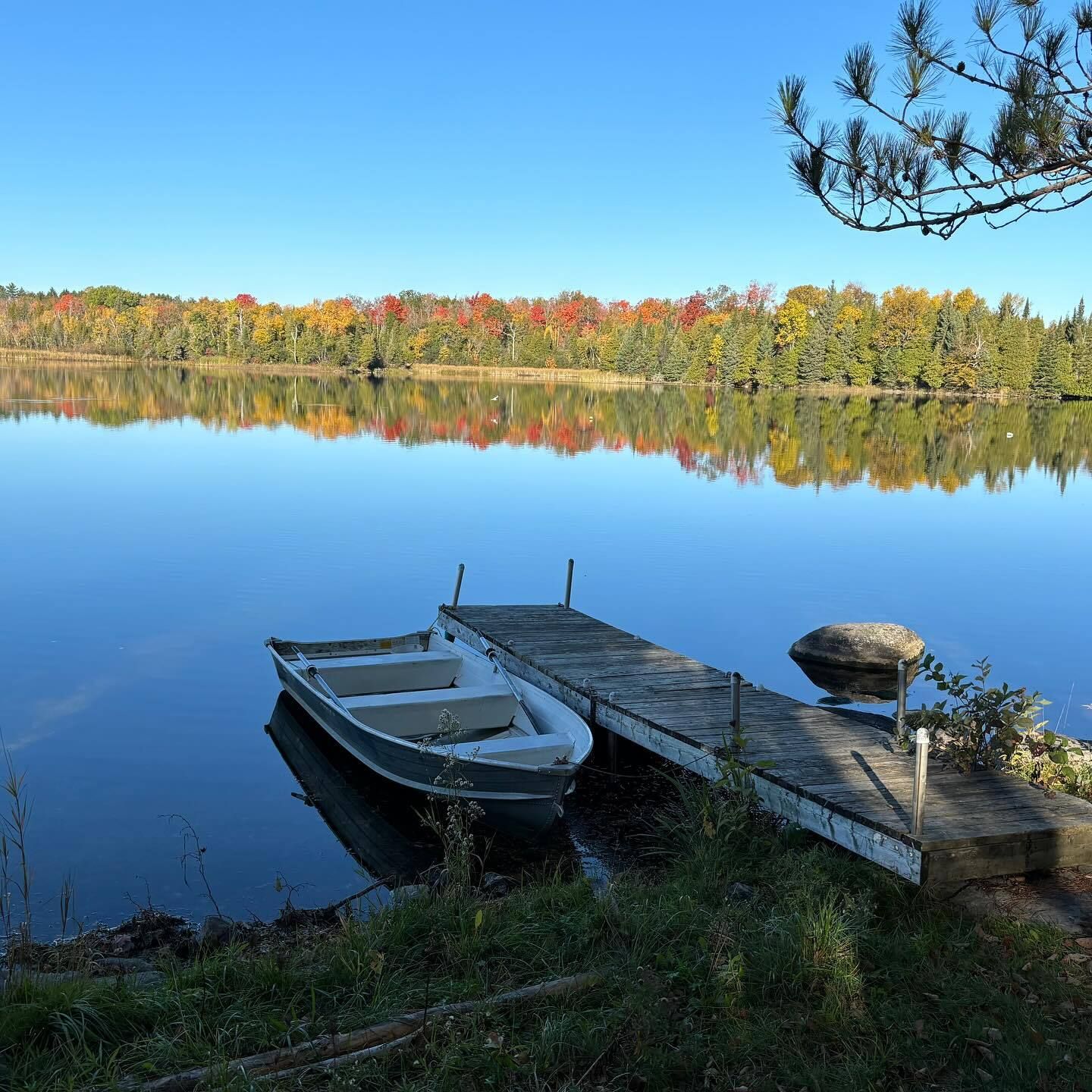 A boat is docked at a dock on a lake