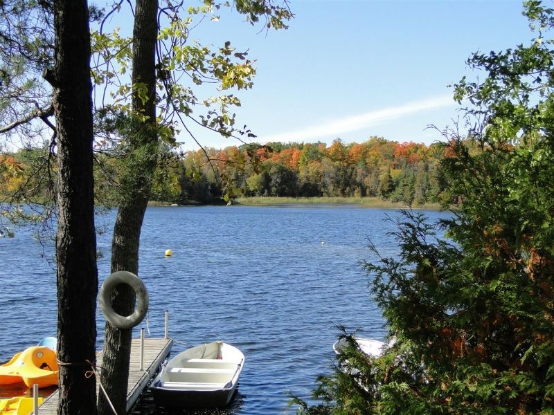 A boat is docked at a dock on a lake