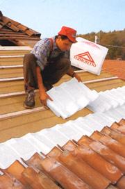 un uomo chinato con un rivestimento per tetti in mano