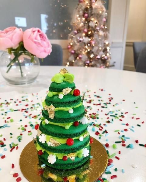 Christmas tree macarons