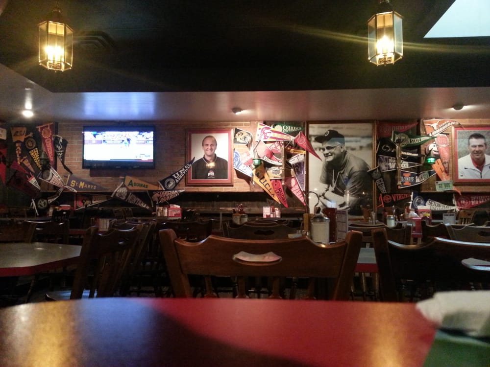 Clean Pizzeria Table — Columbus, OH — Plank's Cafe & Pizzeria