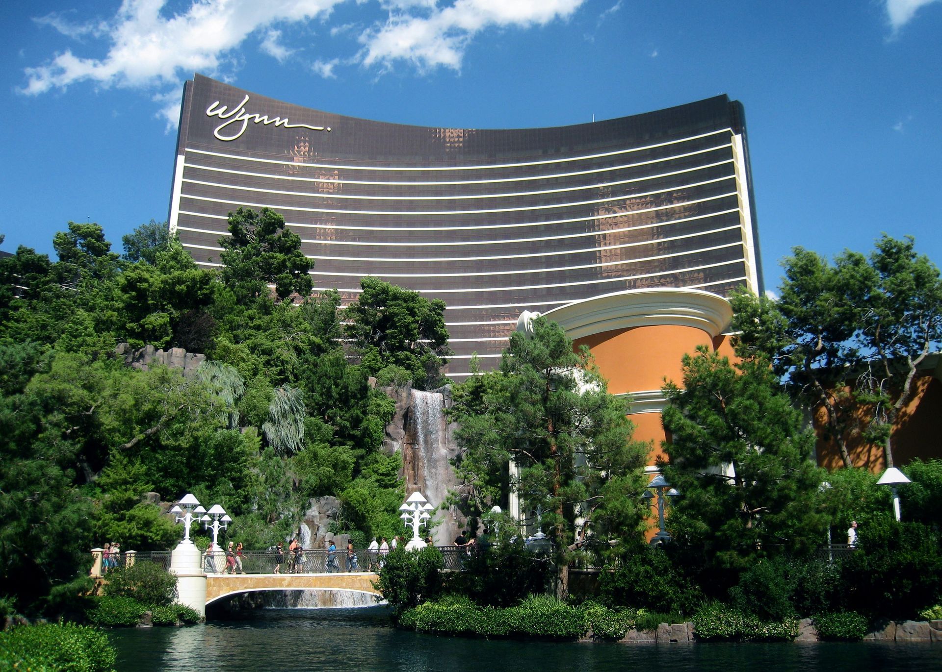 A large building with the word wynn on it