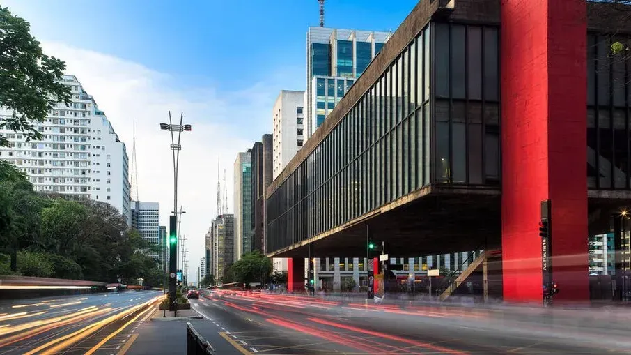 Vista da Avenida Paulista em São Paulo, com o MASP ao lado direito.