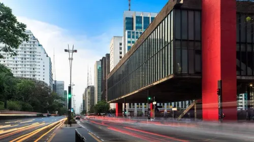 Vista da Avenida Paulista em São Paulo, com o MASP ao lado direito.