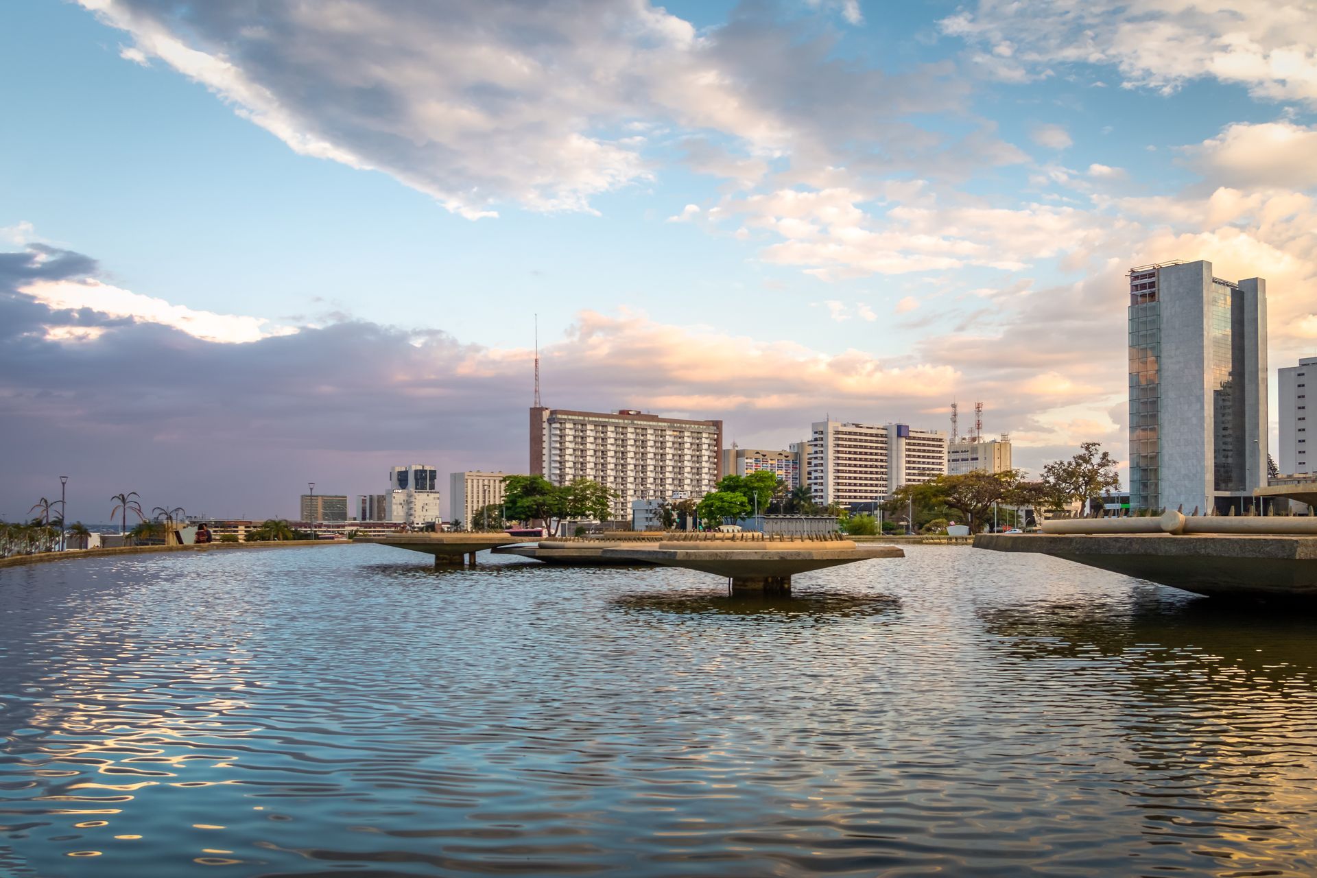 Vista aérea de Uberlândia em Minas Gerais com um edifício alto à esquerda.