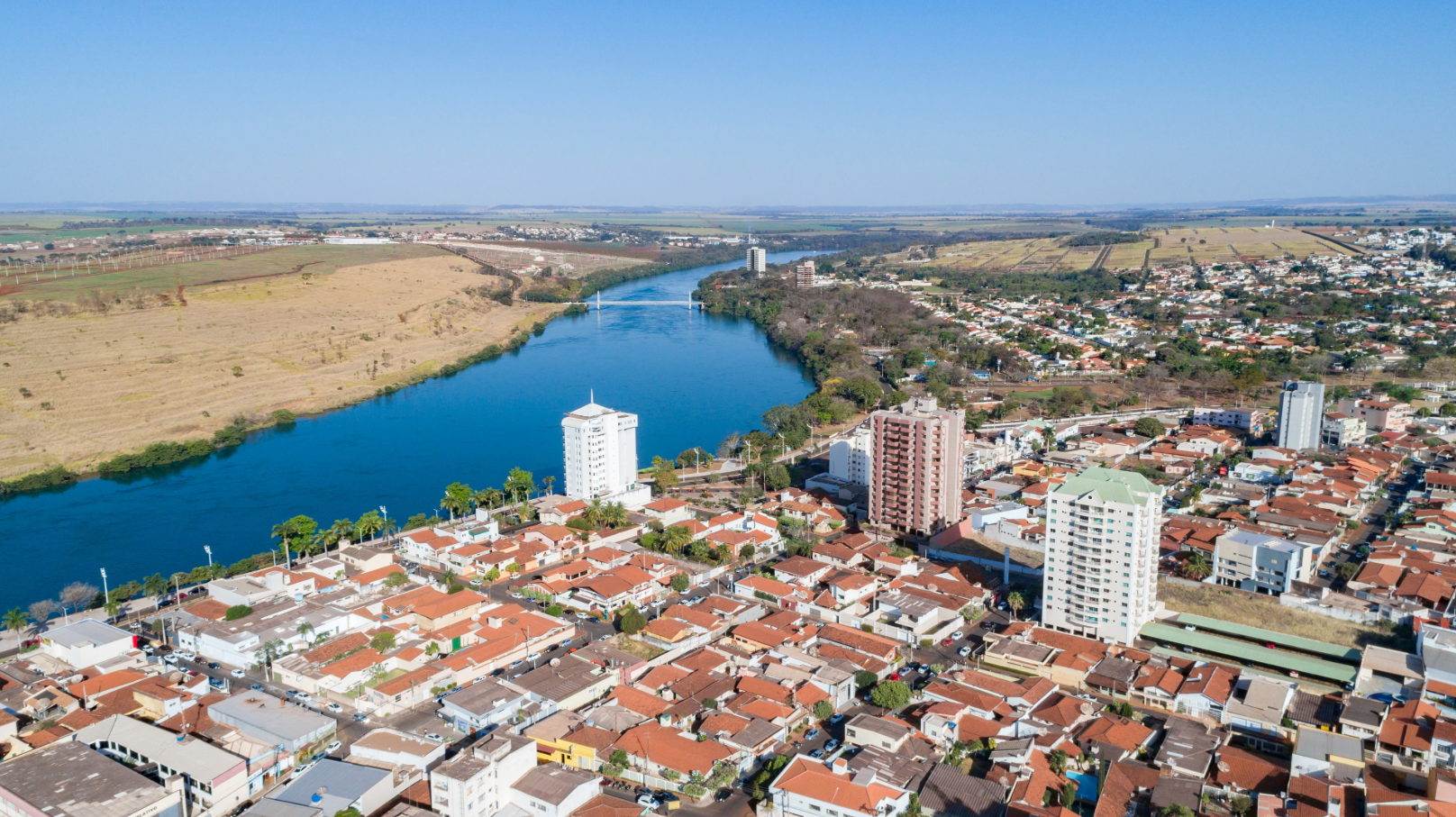 Uma vista aérea da cidade de Belém do Pará com barcos na água