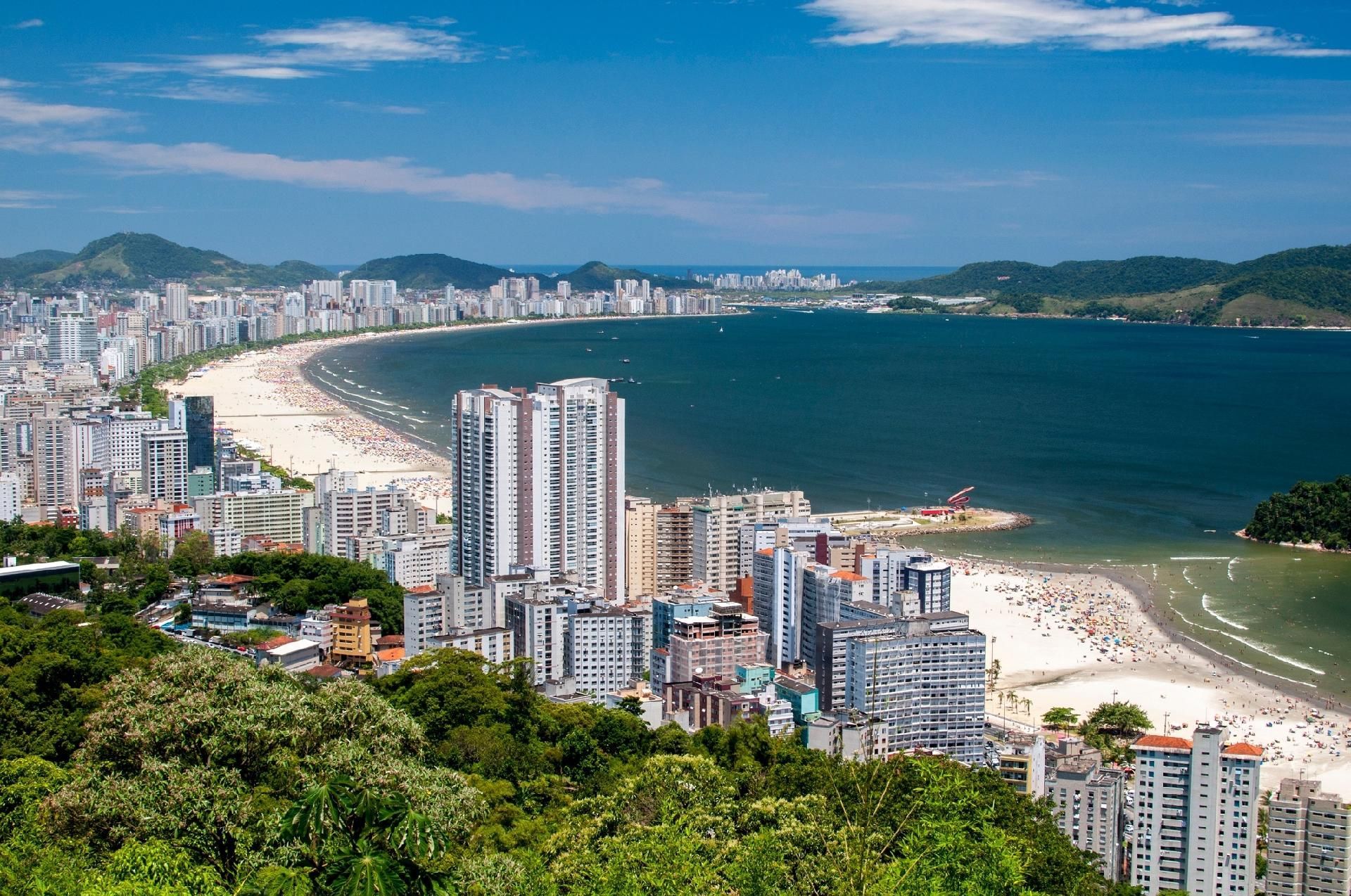 Uma vista aérea da cidade de Belém do Pará com barcos na água