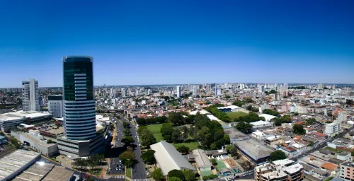 Vista aérea de Uberlândia em Minas Gerais com um edifício alto à esquerda.