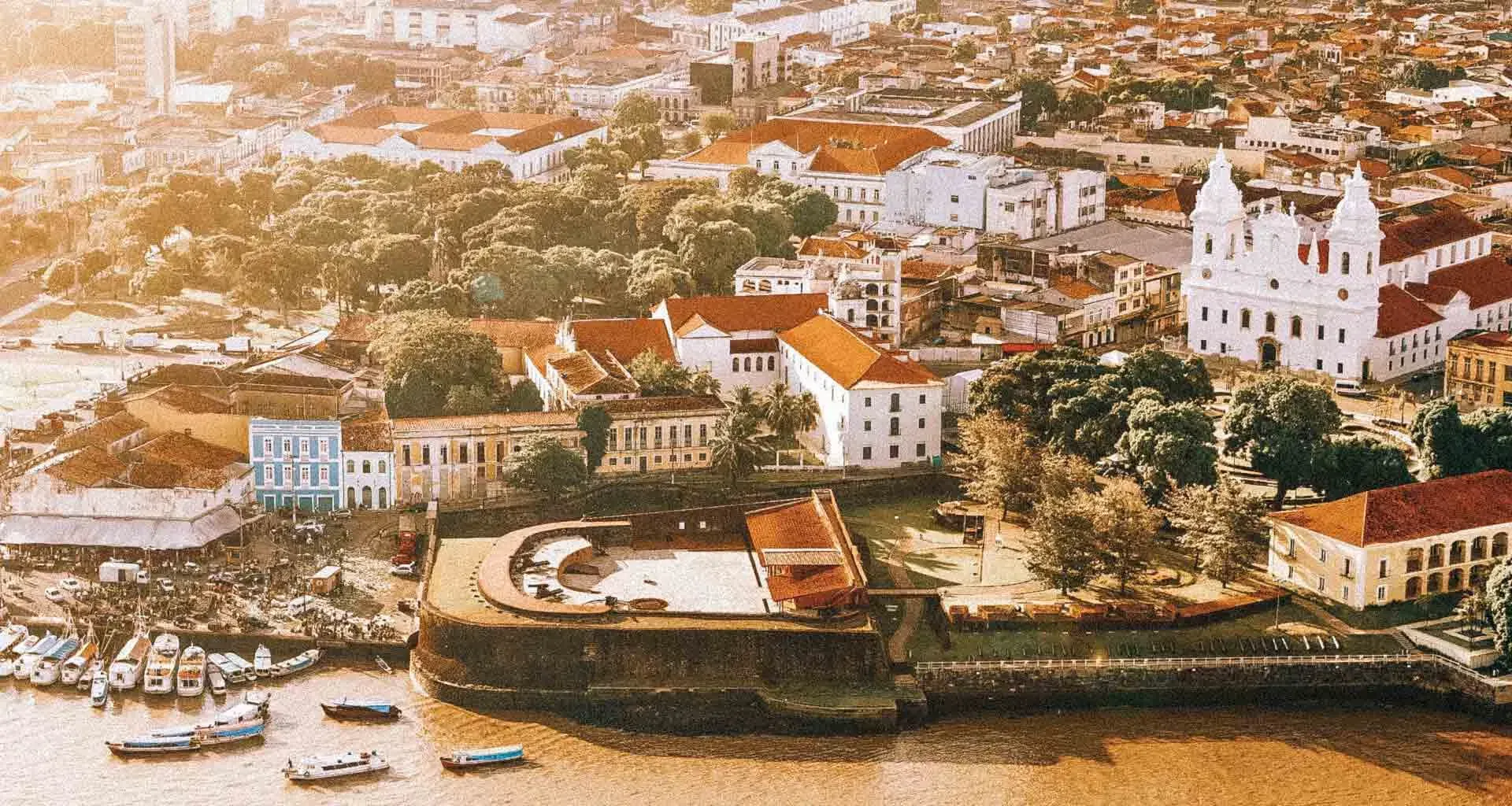 Uma vista aérea da cidade de Belém do Pará com barcos na água