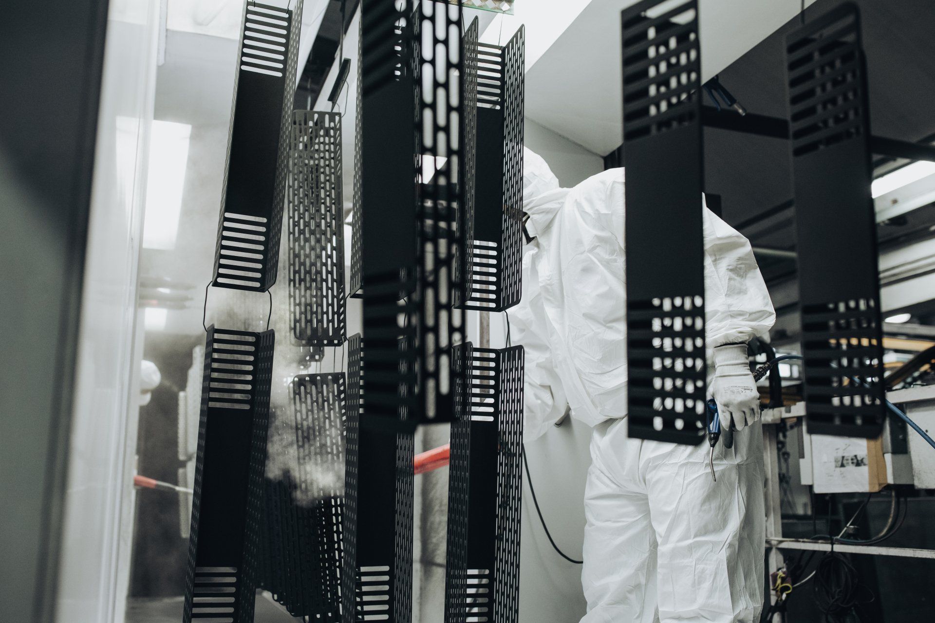 operatore che esegue verniciatura a polvere di metalli Bologna