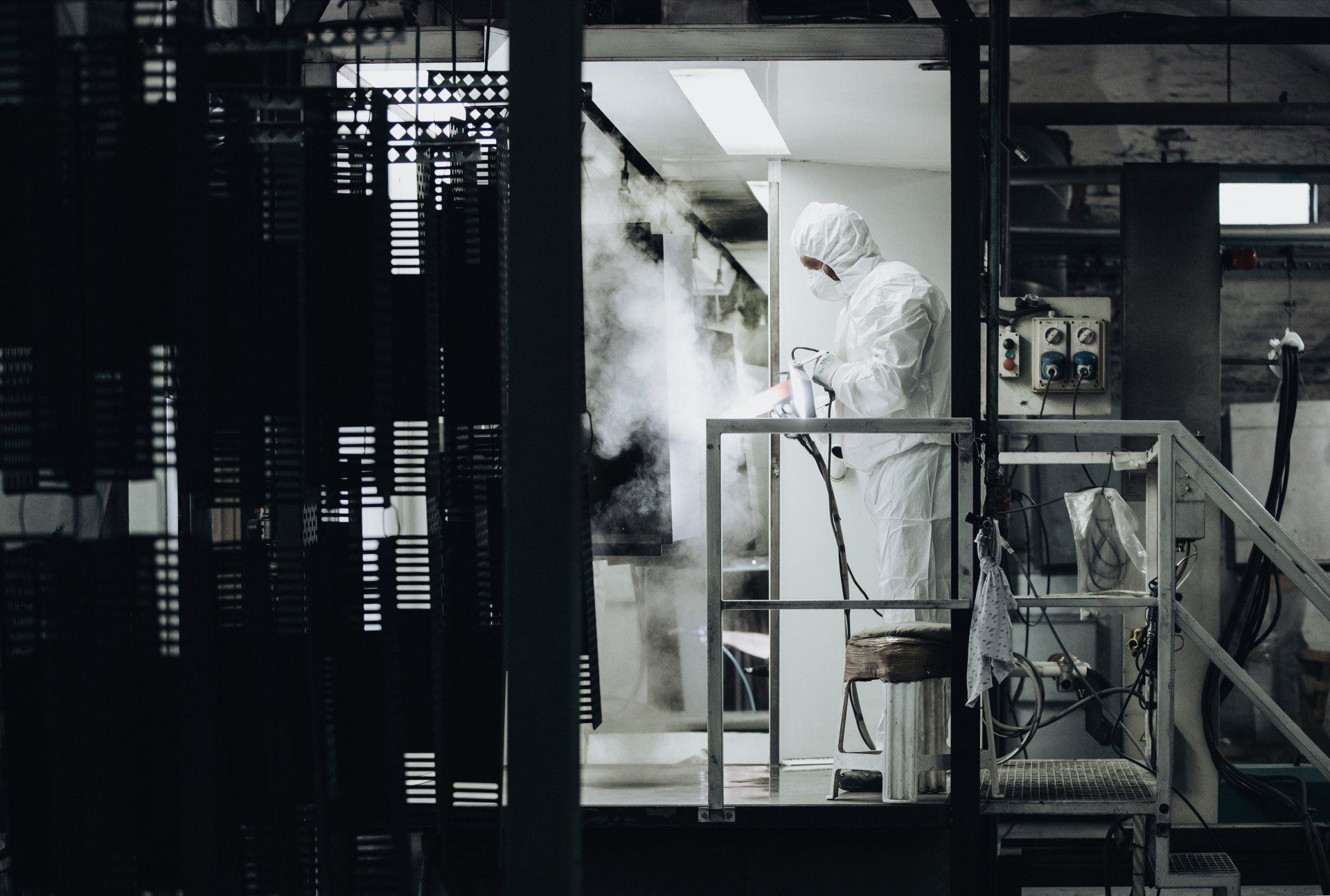 impiegato di azienda che esegue verniciatura a polvere di metalli a Bologna