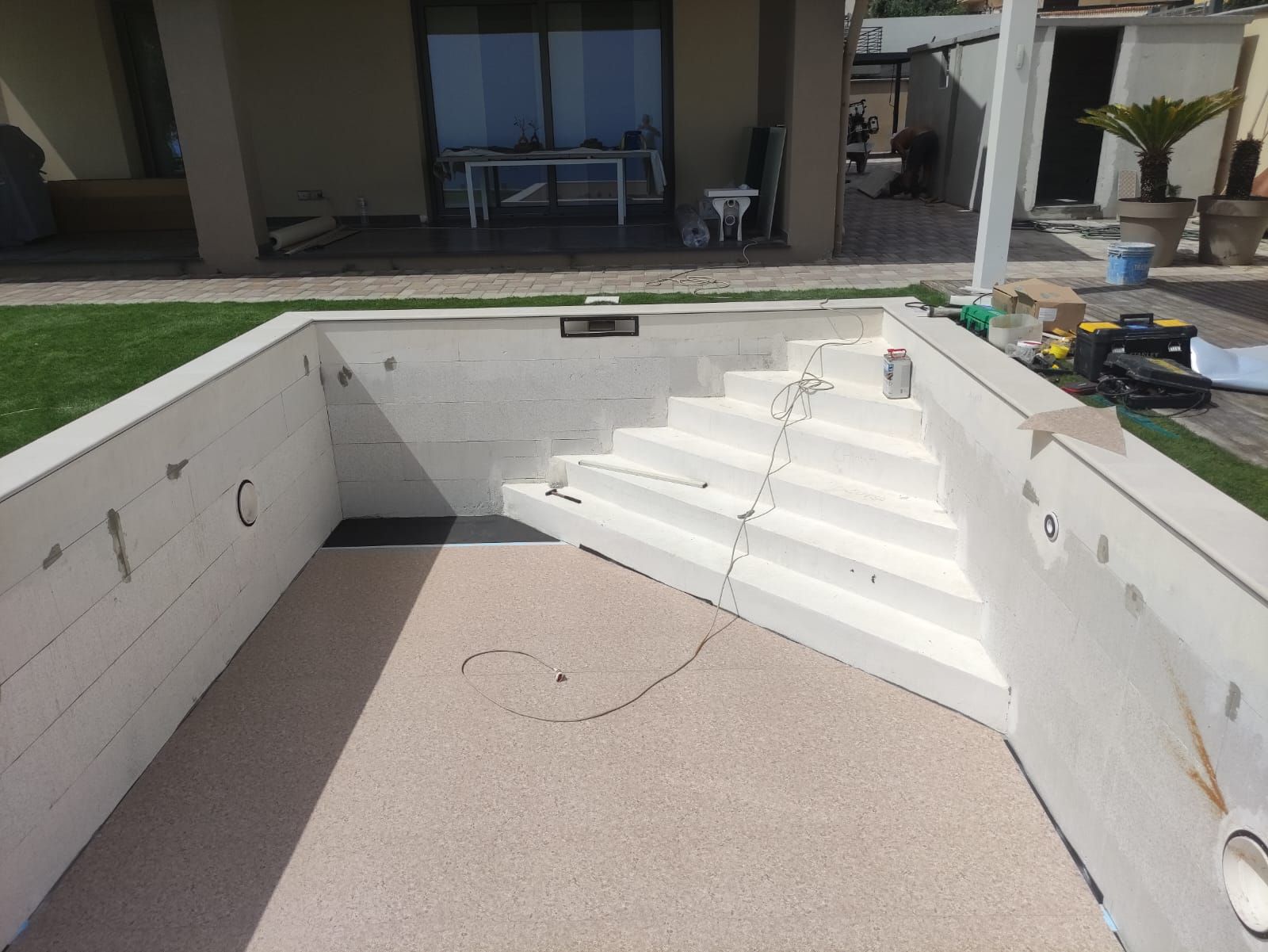 una piscina con scale bianche è in costruzione .