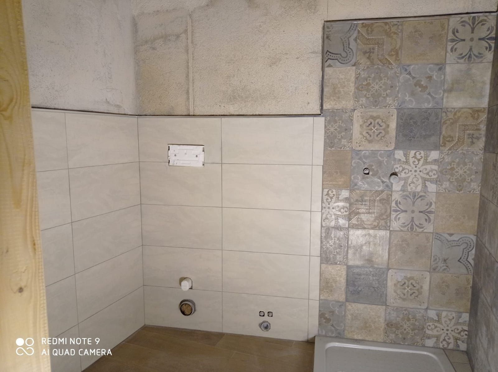 un bagno con piastrelle bianche e marroni e una doccia .