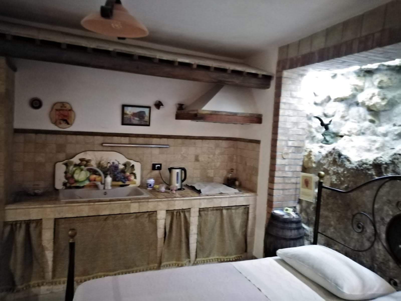 una camera da letto con un letto e una cucina