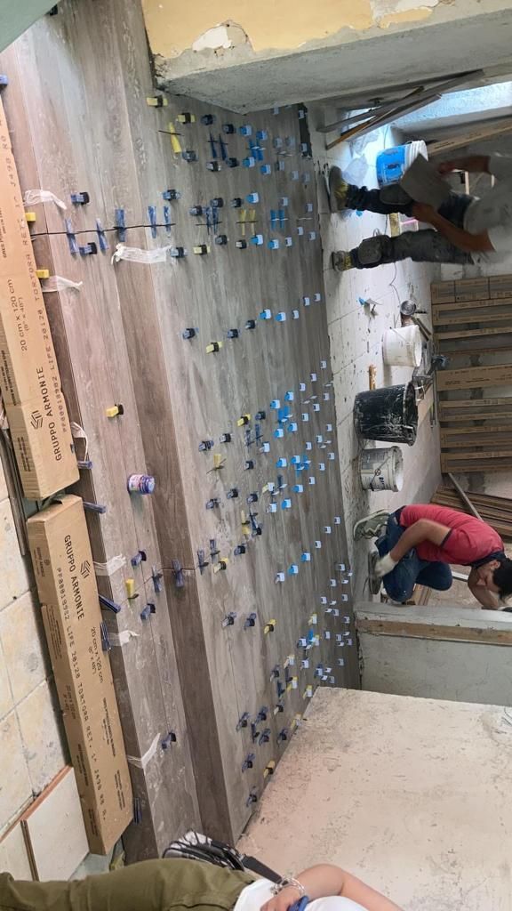 un uomo sta lavorando su un muro di legno in un edificio .