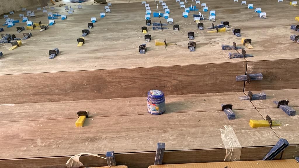 un primo piano di un tavolo di legno con un barattolo di colla su di esso .