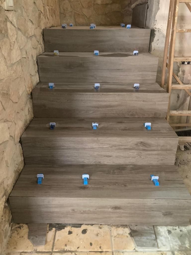 le scale sono in legno e sono in costruzione .