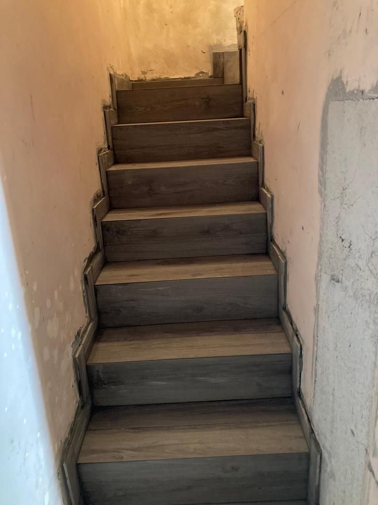 un primo piano di una scala in legno in una stanza .