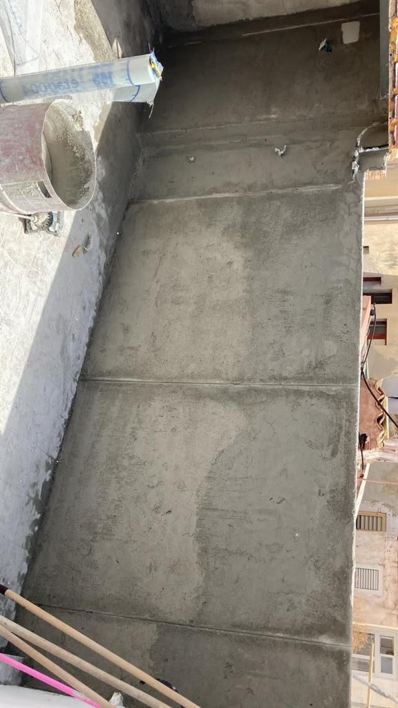 un primo piano di un muro di cemento in costruzione .