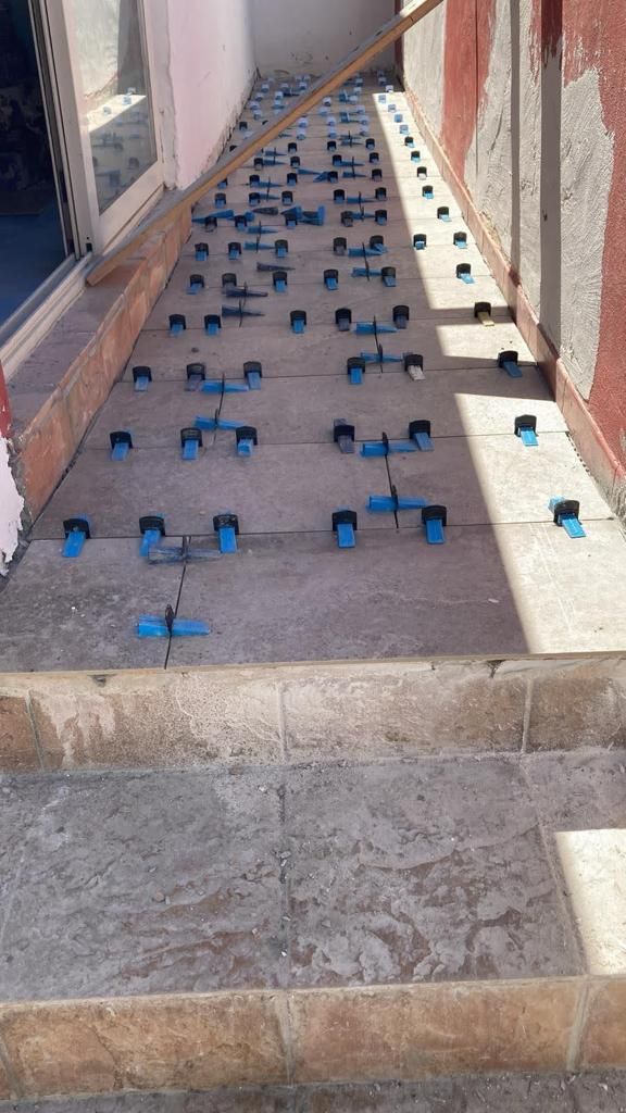 un primo piano di un pavimento di piastrelle e scale .