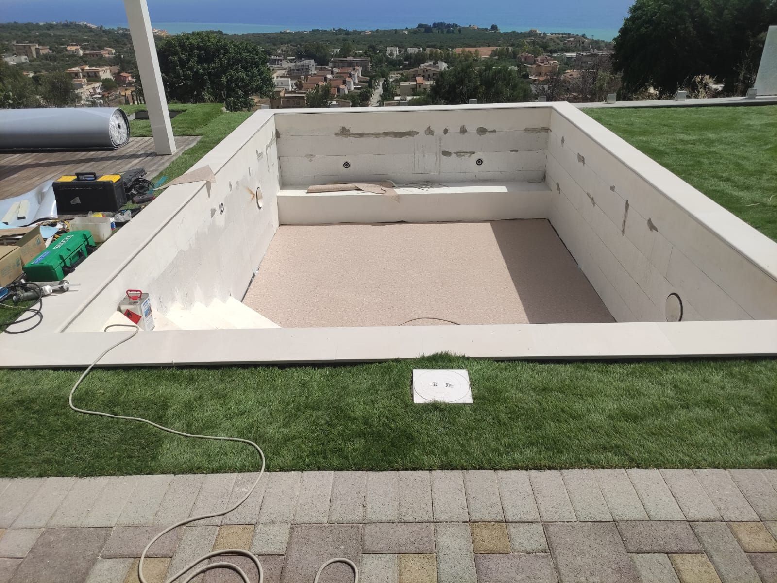 una piscina è in costruzione su un tetto di mattoni .