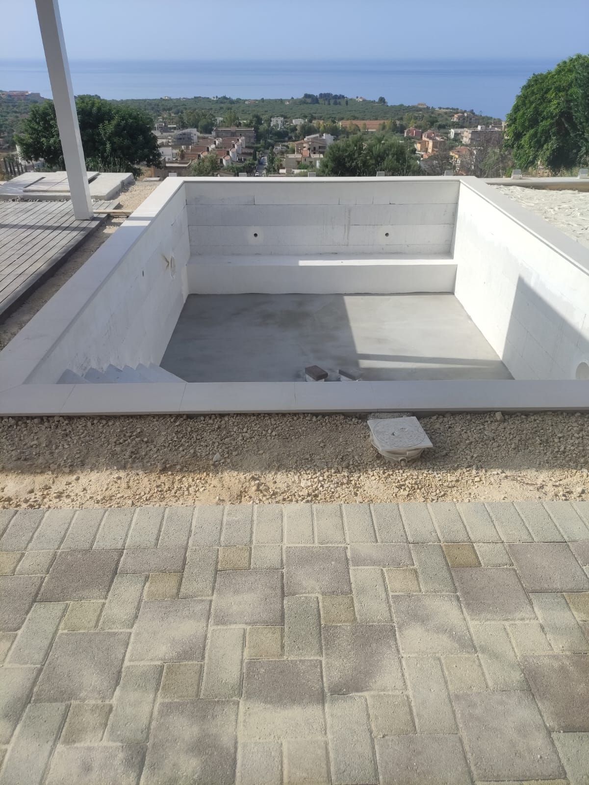 una piscina in costruzione con vista sull'oceano .