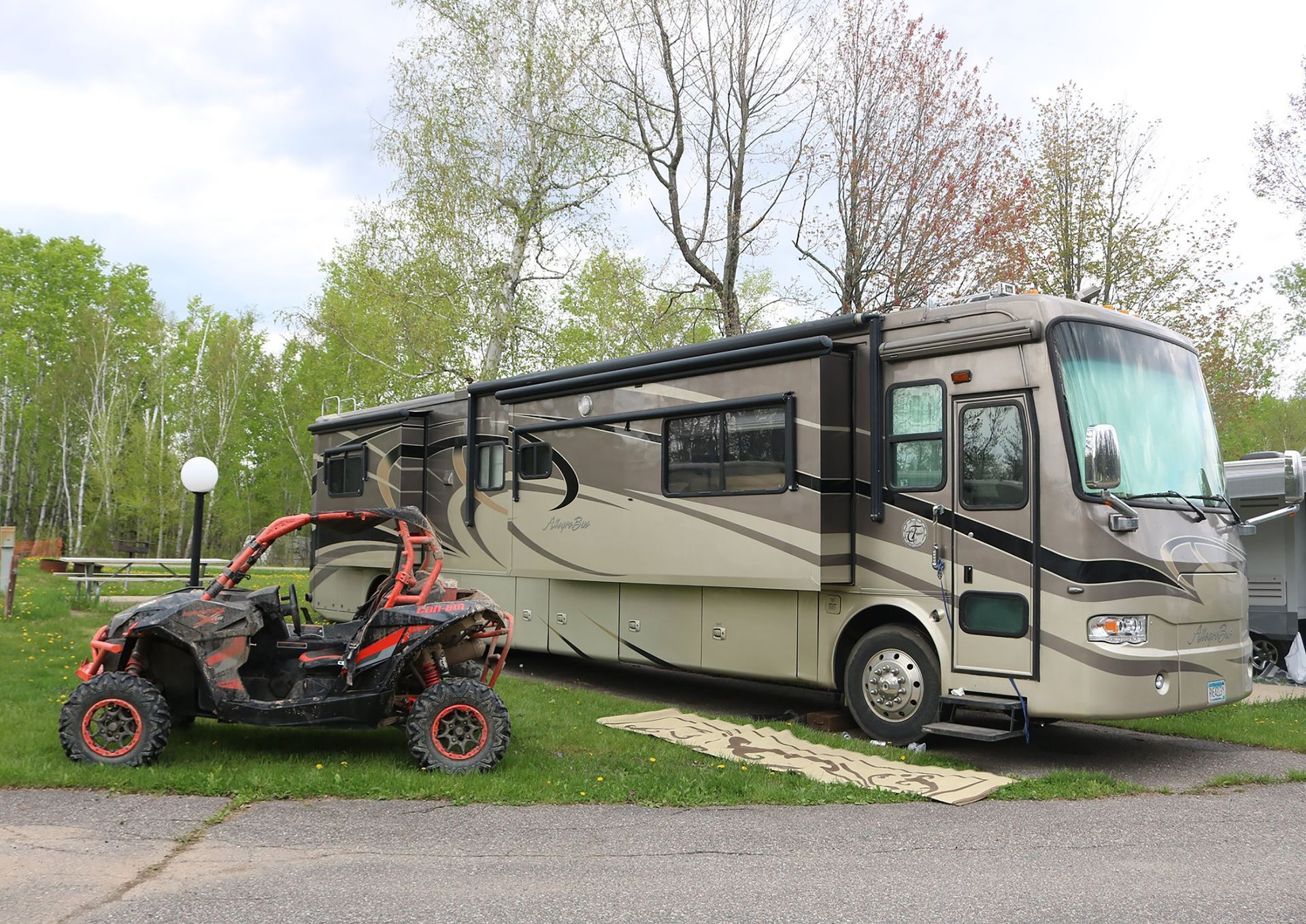 An image of recreational vehicles parked at the Trails Inn Quadna Mountain RV Campground.
