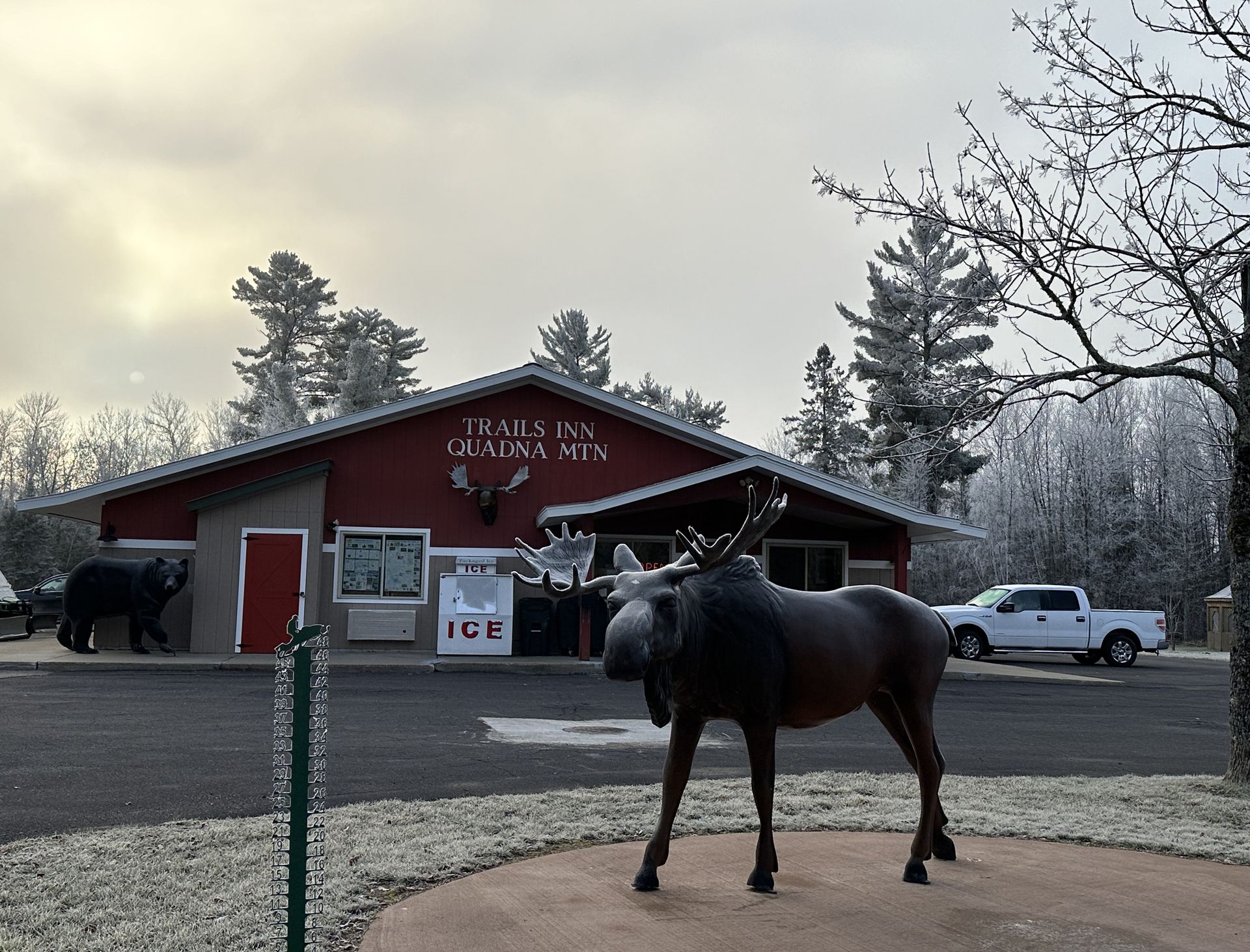 A front image of the Trails Inn Quadna Mountain Motel in Fall.