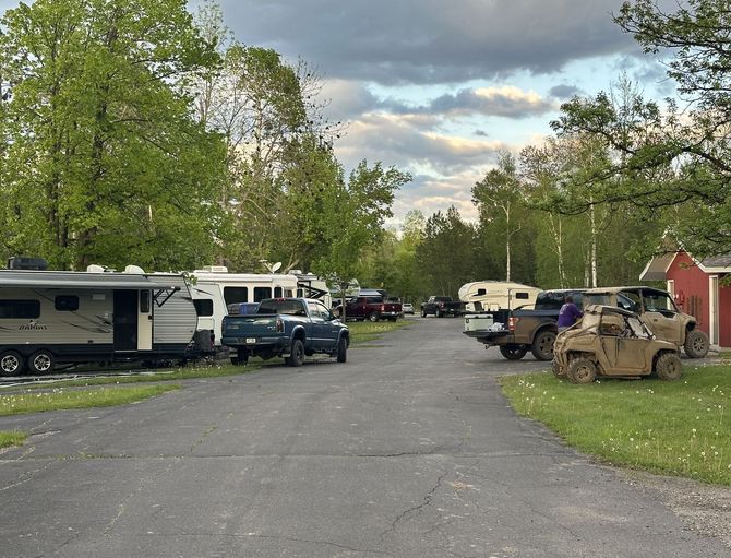 An image of RVs, Trucks, and SxSs at the Trails Inn Quadna RV Campground.
