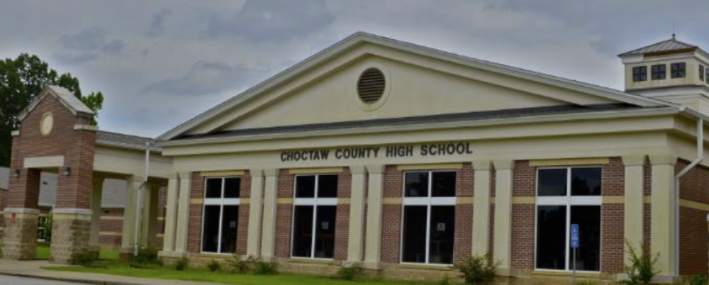 a large building with the words director county high school on it