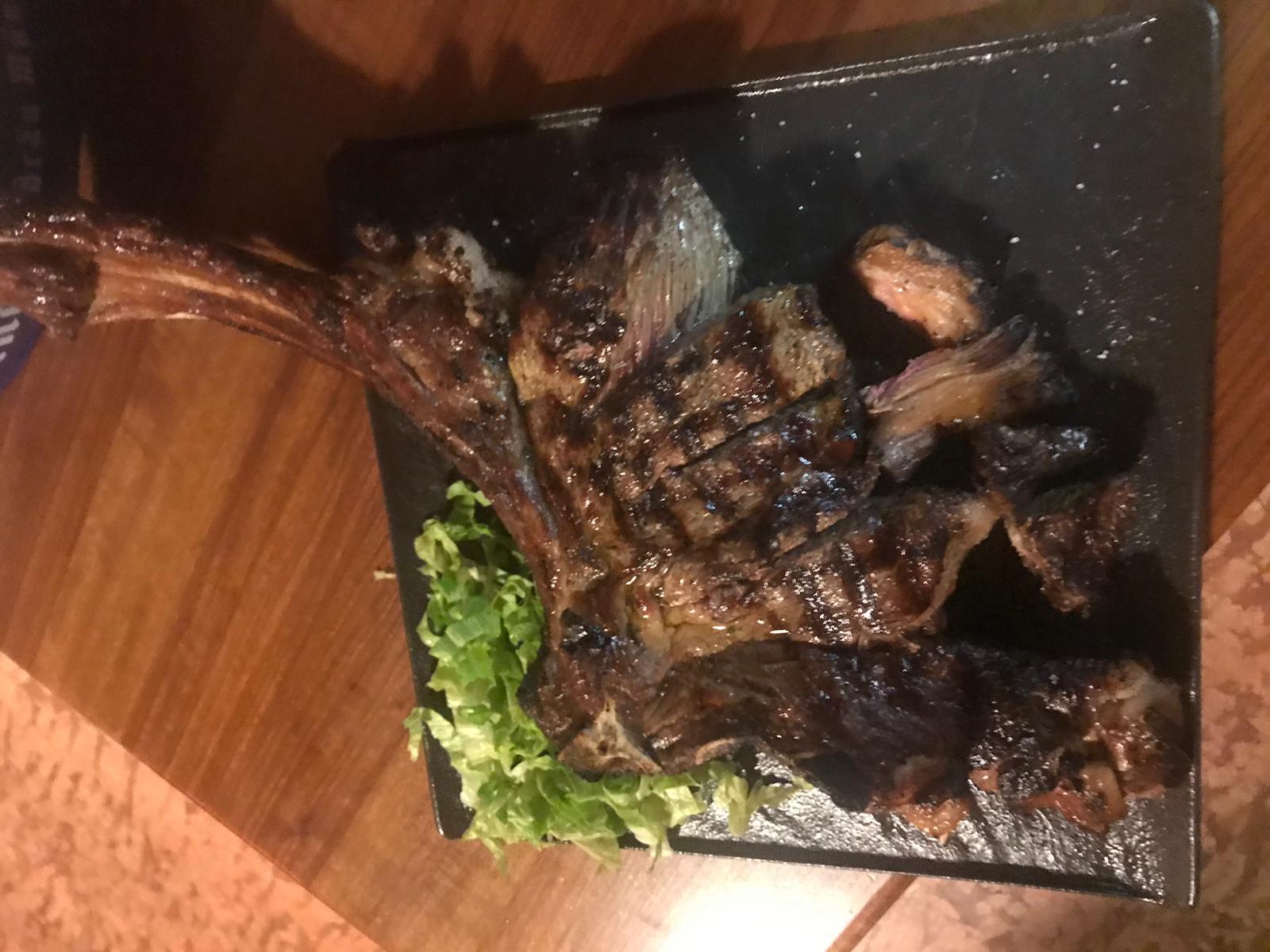 doppio hamburger di carne con patatine fritte