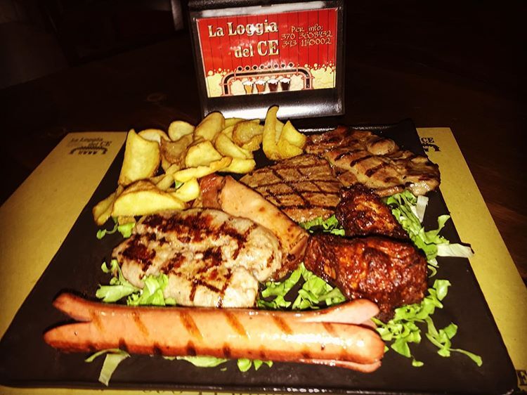 grigliata di carne su pietra con chips di patate