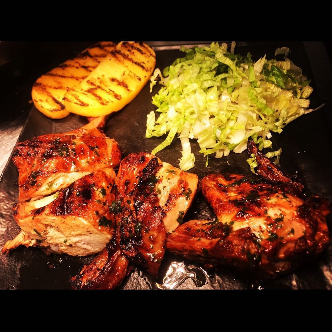 grigliata di carne con contorno di verdure