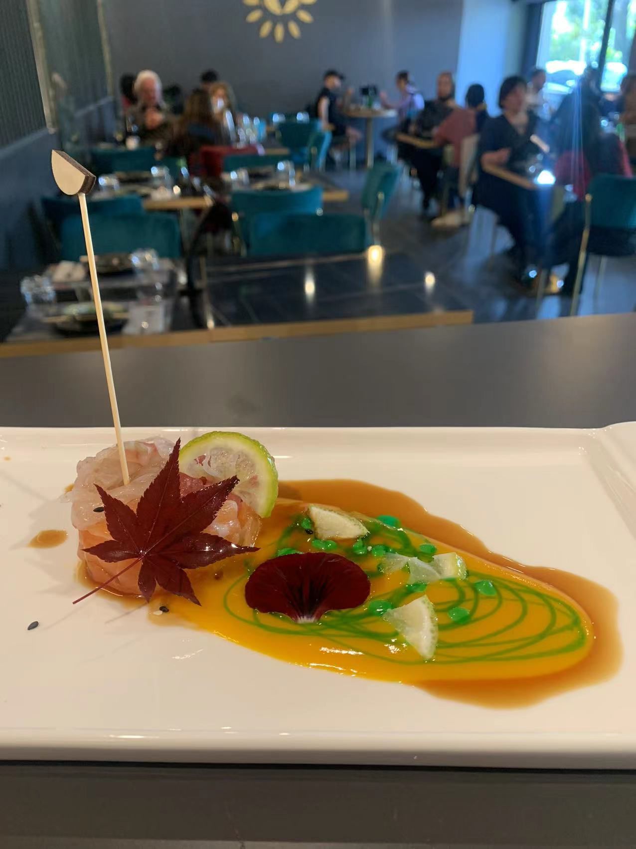 Piatto di cucina orientale a base di pesce crudo