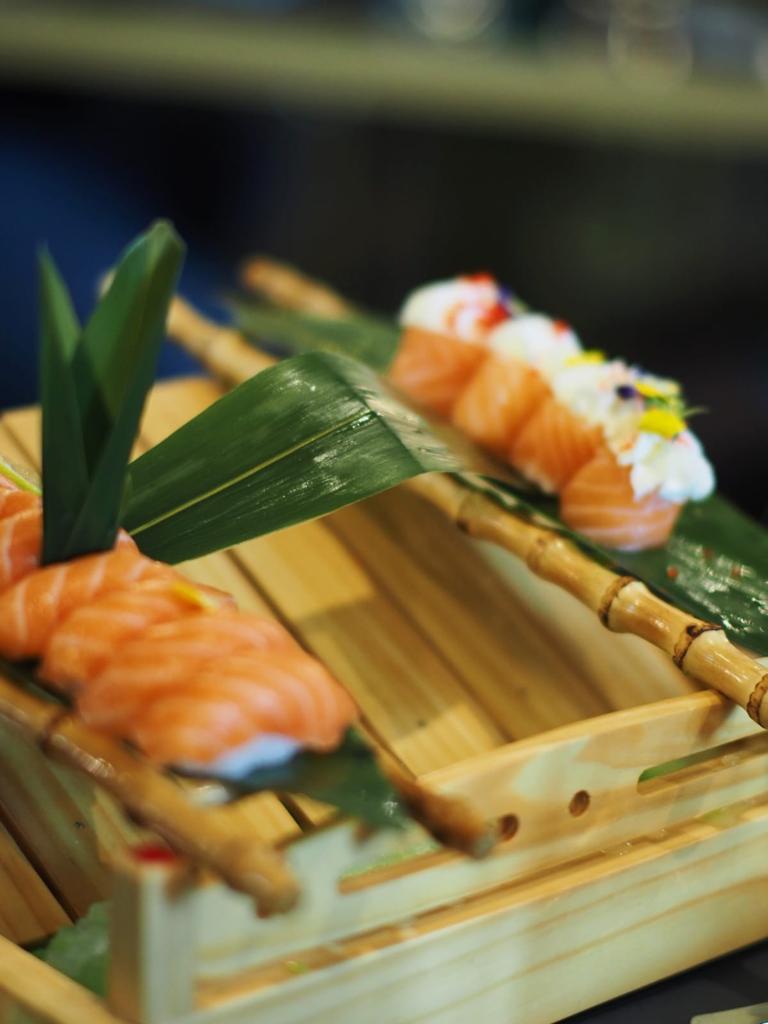 portata di sushi giapponese con salmone