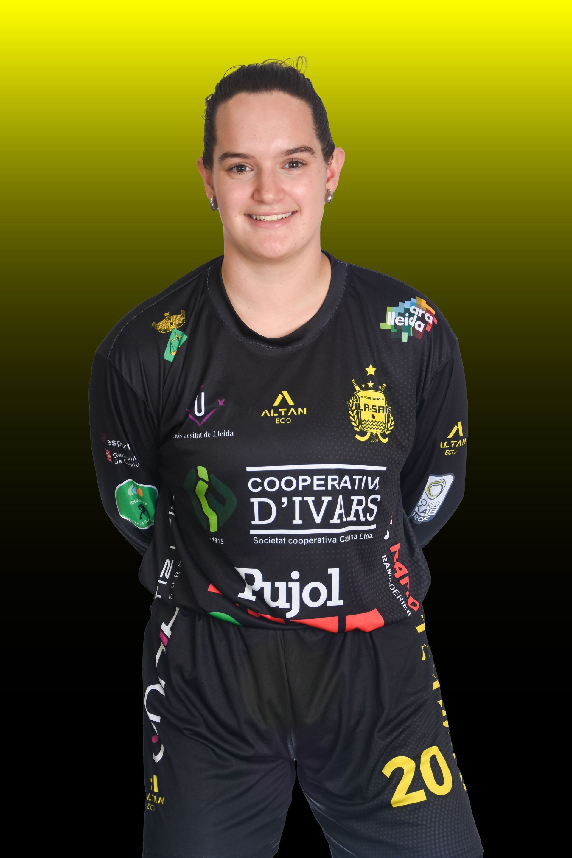 Un jugador de hockey sonriente con una camiseta blanca con un 