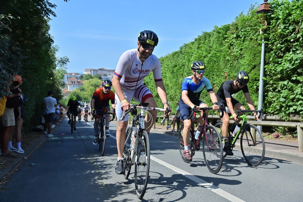 Coureur du triathlon à Deauville avec ASURi comme sponsor