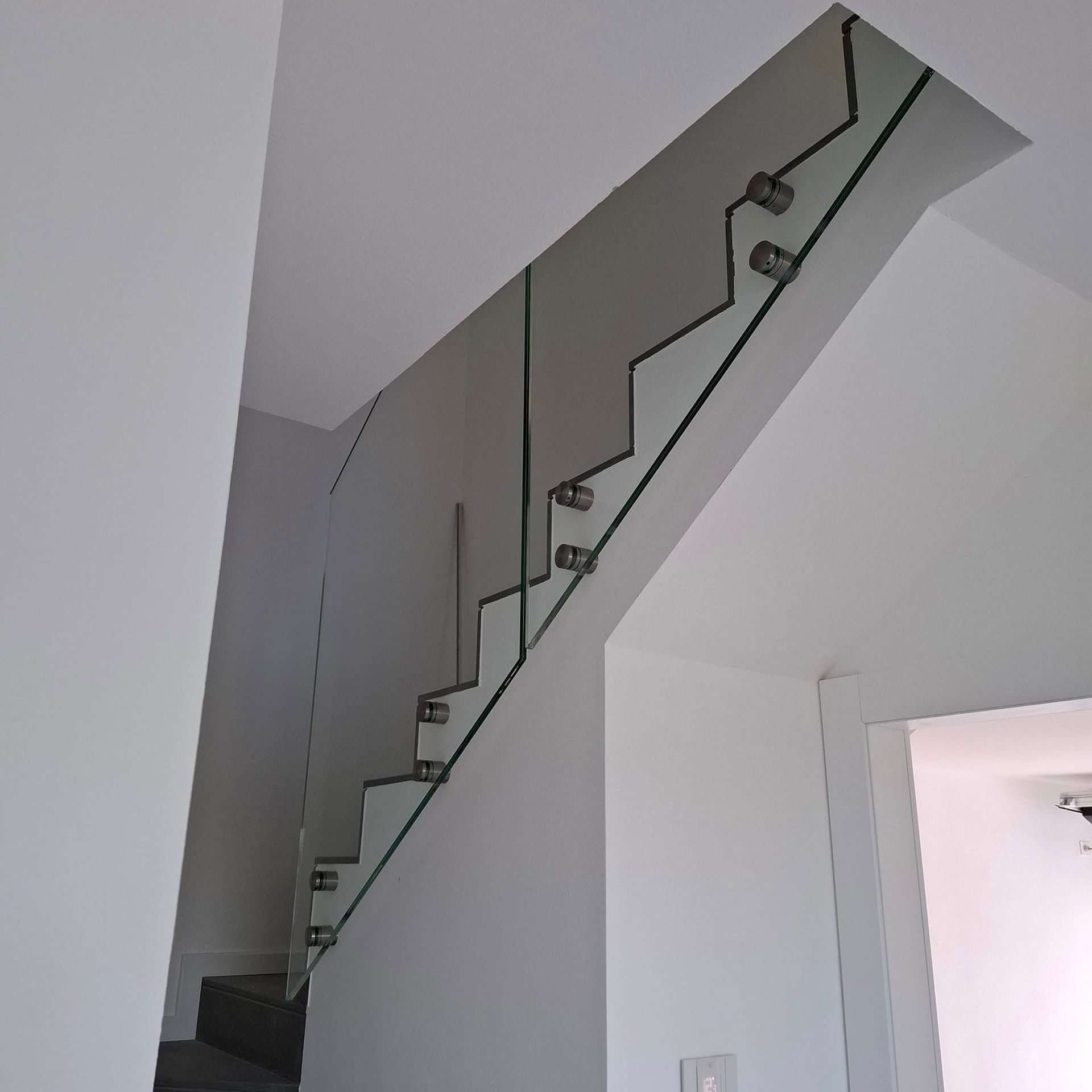 parapetto scala bianca vista dal basso