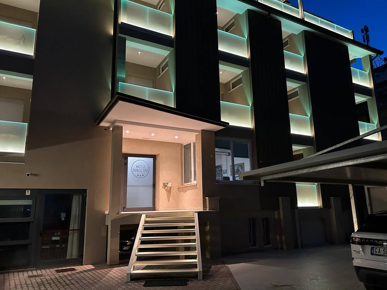 vista nottura delle balcomnate in vetro di un edificio